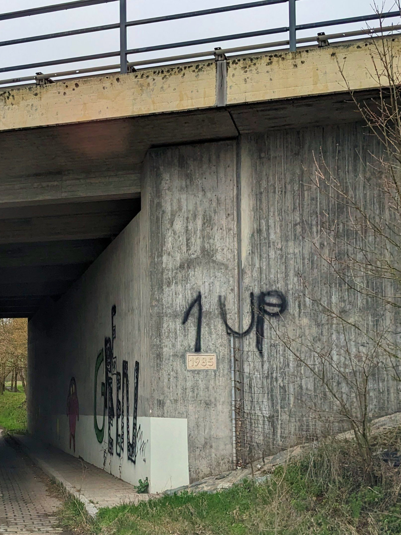 "1985"-Schild an der Autobahn-Unterführung von Larrieden her kommend